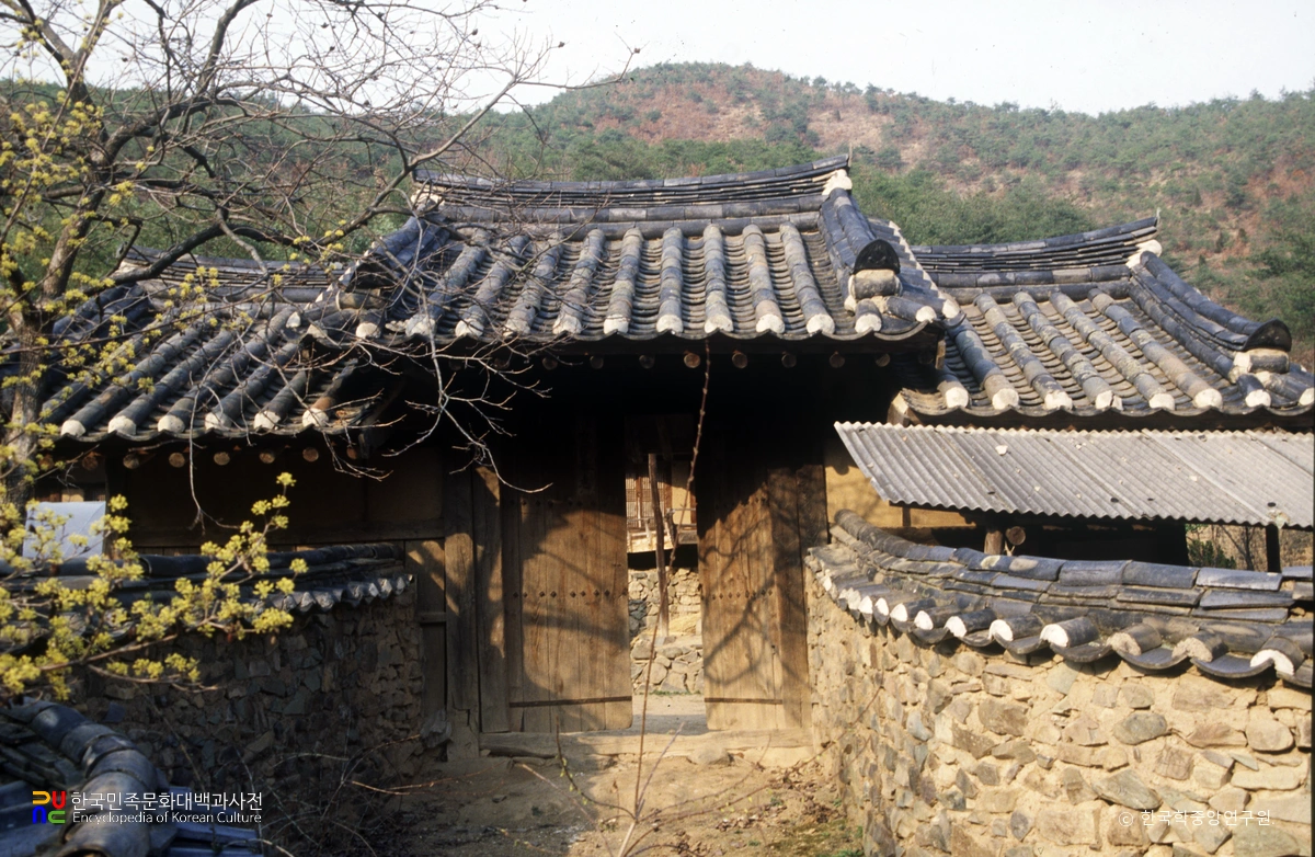 영천 매산고택 및 산수정 중 매산고택 솟을대문 정면