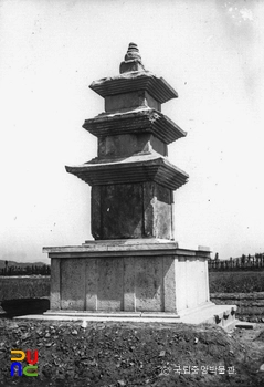 경주 천군동 동ㆍ서 삼층석탑 중 서삼층석탑 남동면