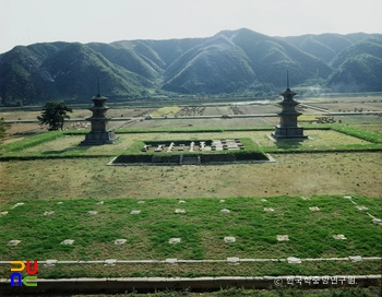 경주 감은사지 동서 삼층석탑 후측 전경