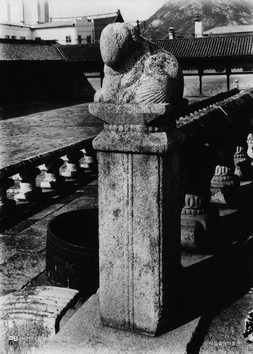 서울 경복궁 근정전 월대 십이지신상 중 양상 정측면