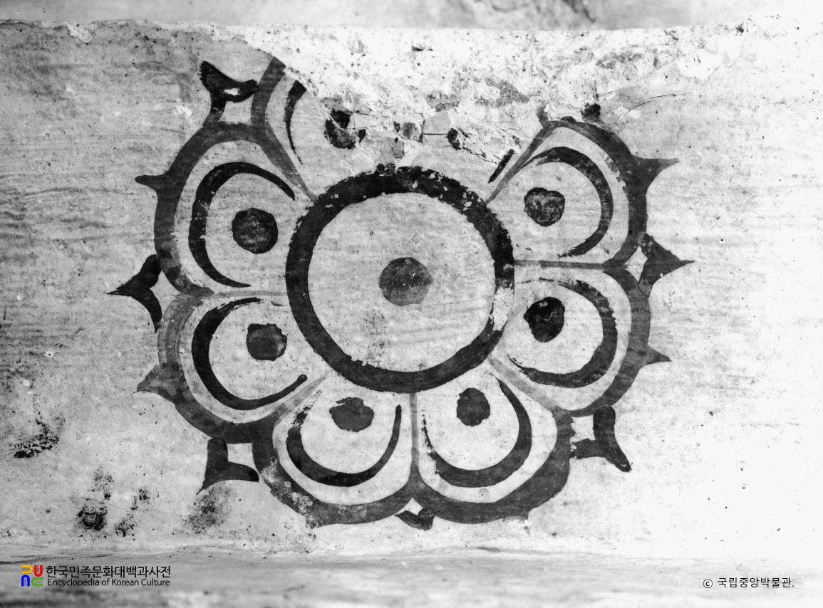 평안남도 대동군 내리 제1호분 현실 모줄임천장 남벽의 연화문