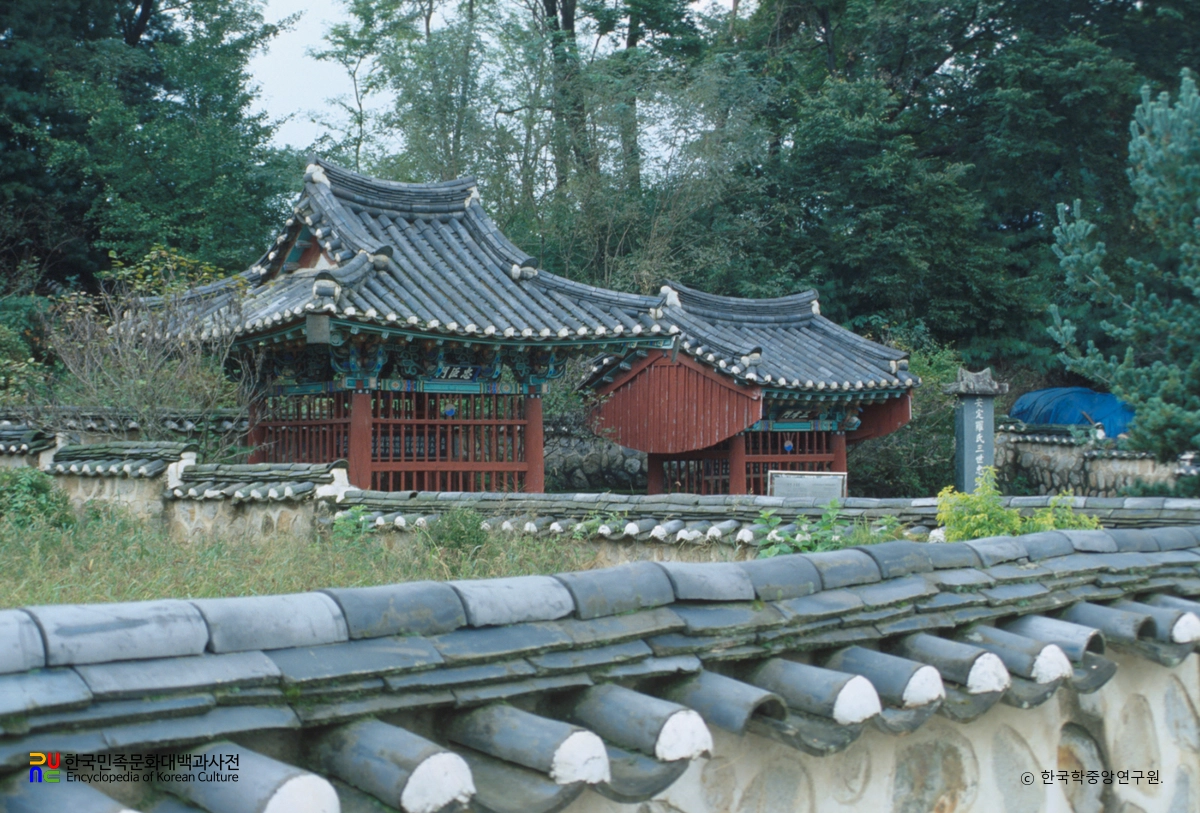 청주 삼세충효문 정측면