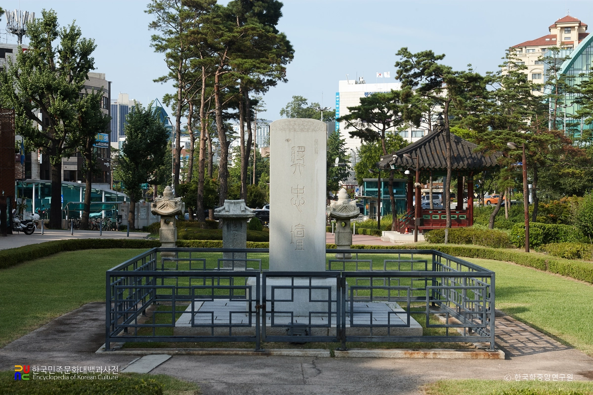 서울 장충단비 정면