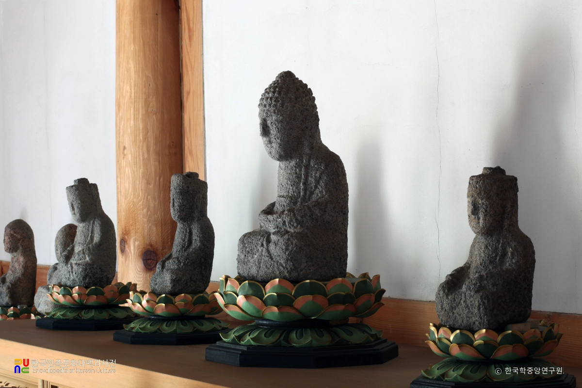 산청 심적정사 나한전 석조불상군