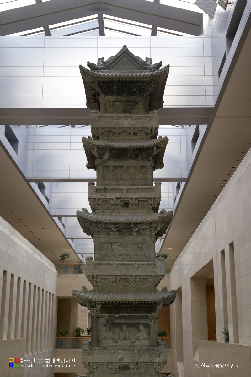 개성 경천사지 십층석탑 상층 탑신부와 상륜부 정면