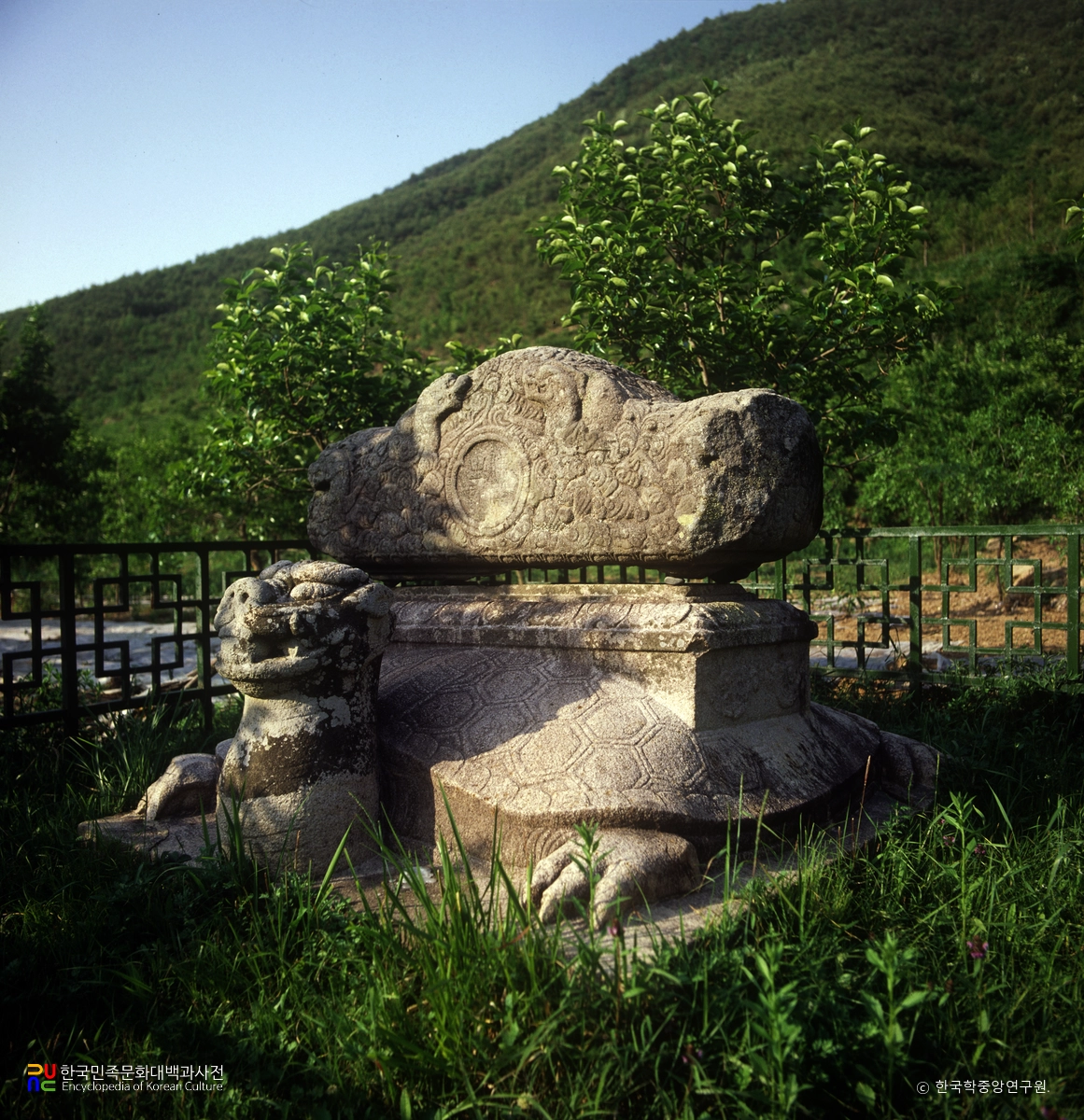 밀양 영원사지 보감국사 묘응탑비 정측면