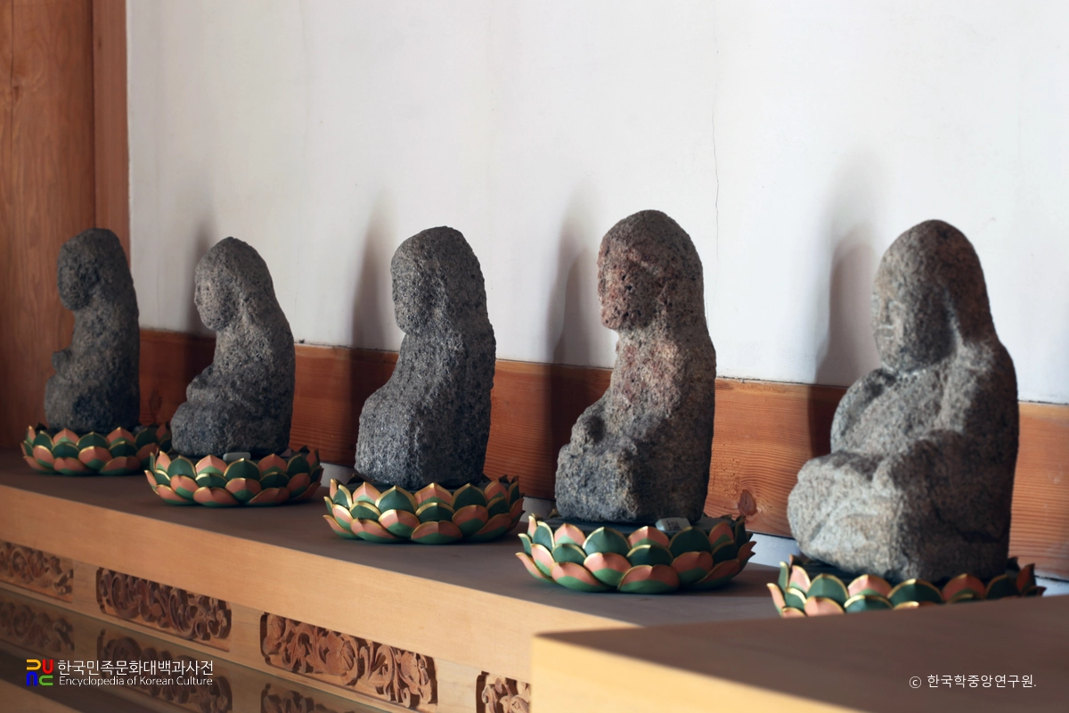 산청 심적정사 나한전 석조불상군