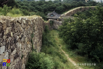성벽에서 바라본 슬롯 카읍성 정문