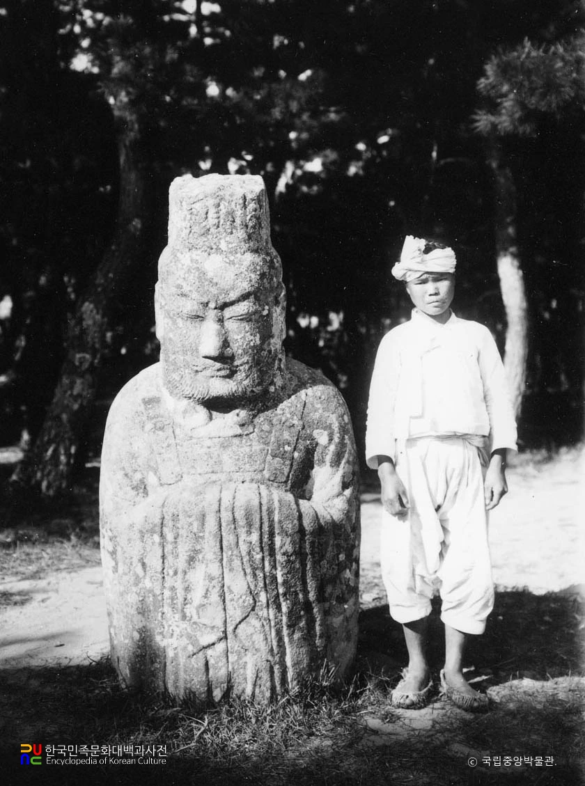 경주 신라 원성왕릉 좌측 문인석 정면