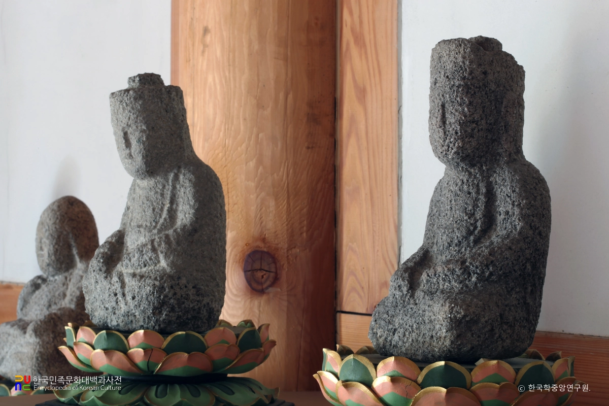 산청 심적정사 나한전 석조불상군 중 협시