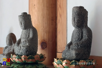 산청 심적정사 나한전 석조불상군 중 협시