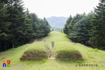 여주 서희 장군 묘 후면