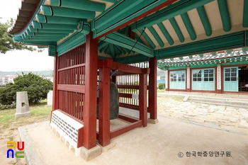 강화 대한성공회 강화성당 중 내삼문과 동종