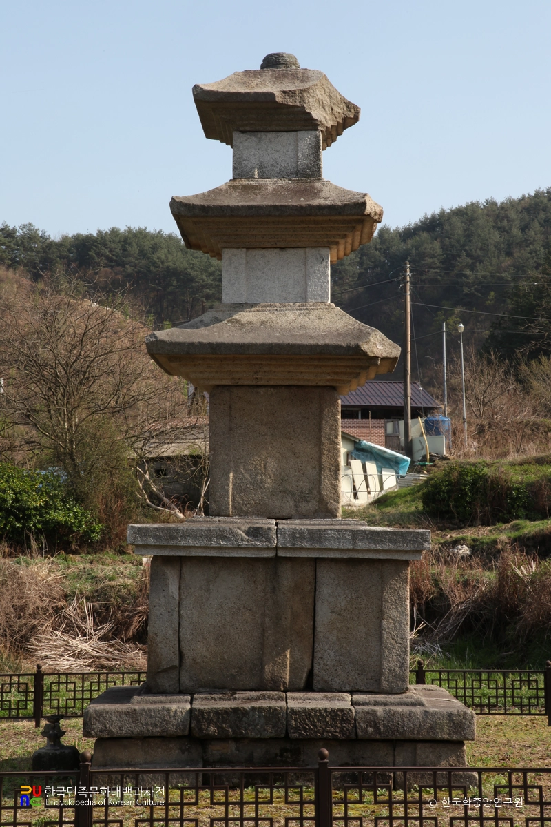 산청 삼장사지 삼층석탑 좌측면