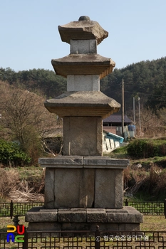 산청 삼장사지 삼층석탑 좌측면