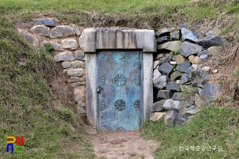 공주 송산리 고분군 중 4호분 입구 정면