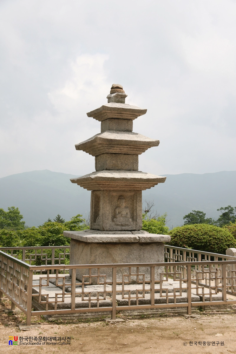김천 청암사 수도암 동·서 삼층석탑 중 동탑 후측면