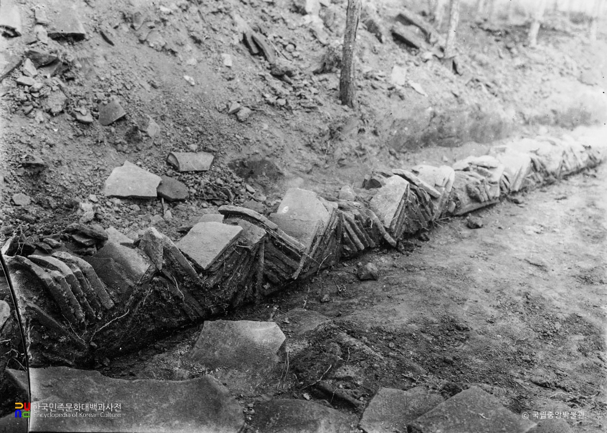 부여 군수리사지 동쪽 기단 남측 기와