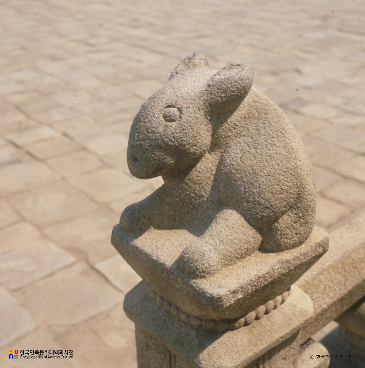 서울 경복궁 근정전 십이지신상 중 토끼상 정측면