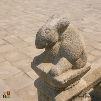 서울 경복궁 근정전 십이지신상 중 토끼상 정측면