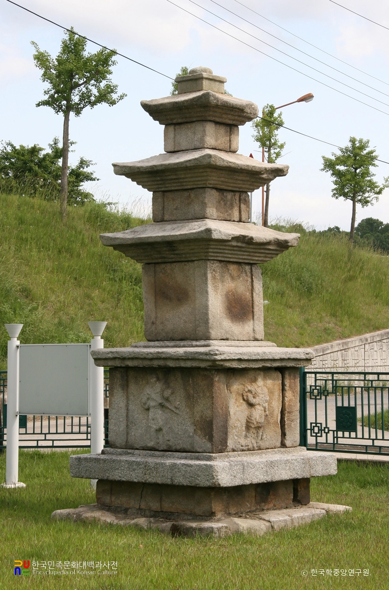 예천 동본리 삼층석탑 측면