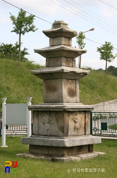 예천 동본리 삼층석탑 측면