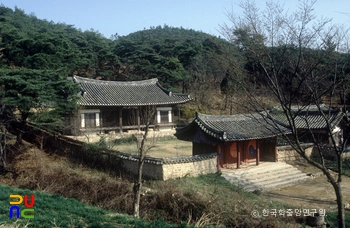 경주 용산서원 중 외삼문과 강당 정측면