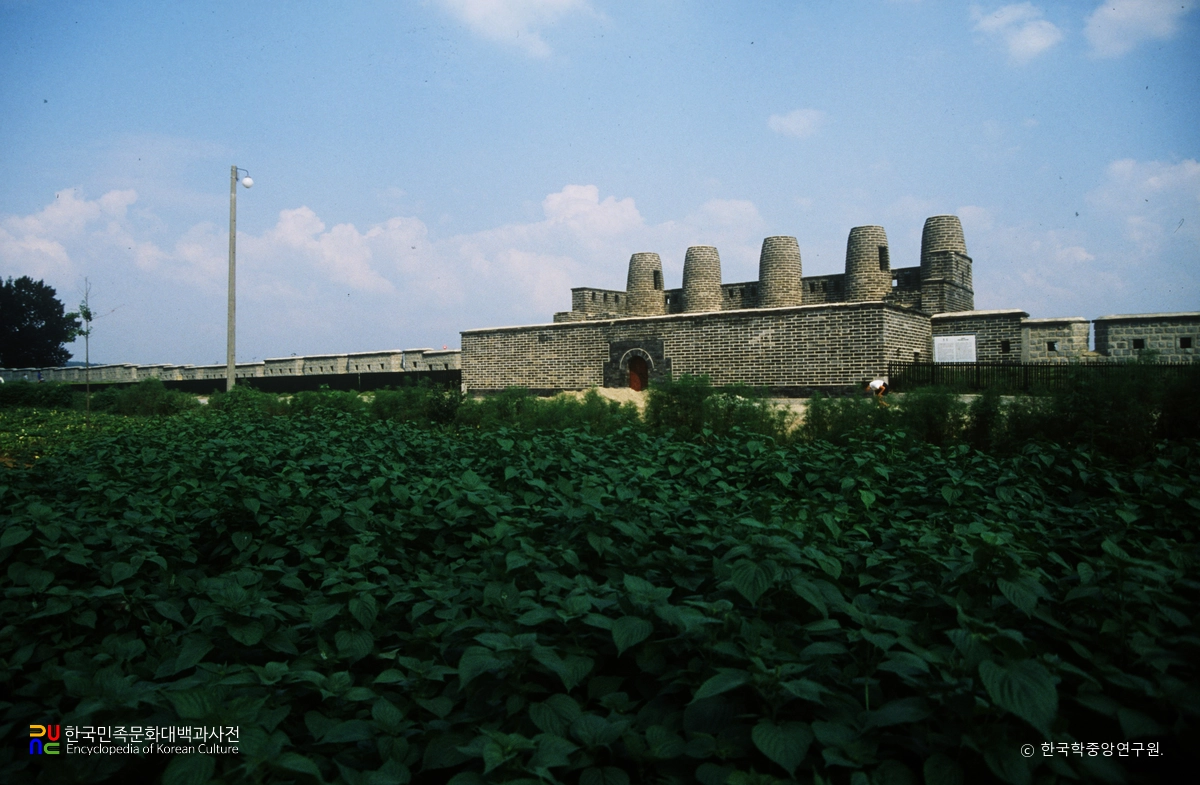 수원 화성 봉돈 외측 전경