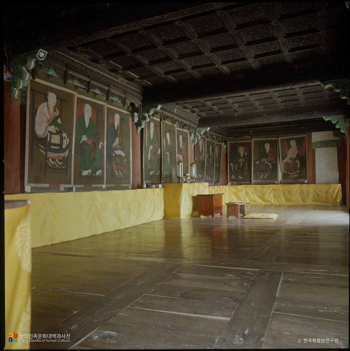 순천 송광사 국사전 내부 십육국사 진영