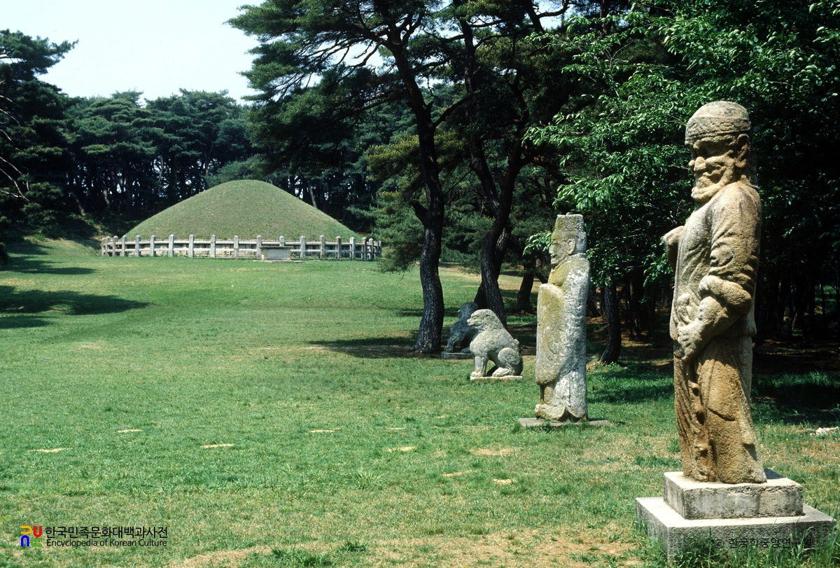 경주 신라 원성왕릉과 주변 석상