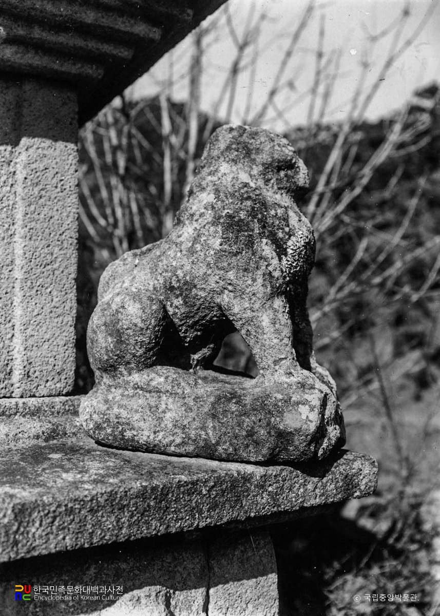 의성 관덕동 석사자 측면