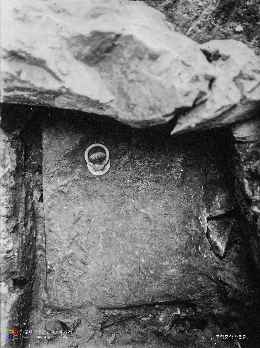 경주 충효동 고분군 중 제10호분 석비