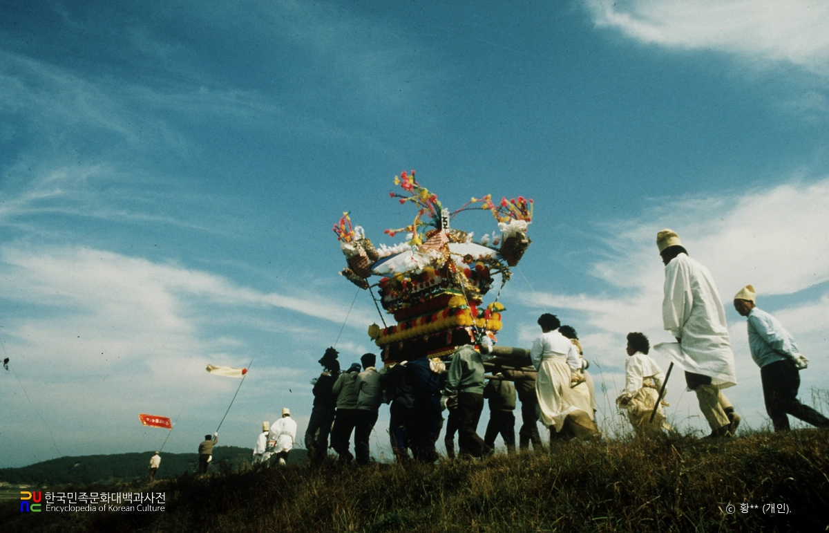 상여 나가는 장면