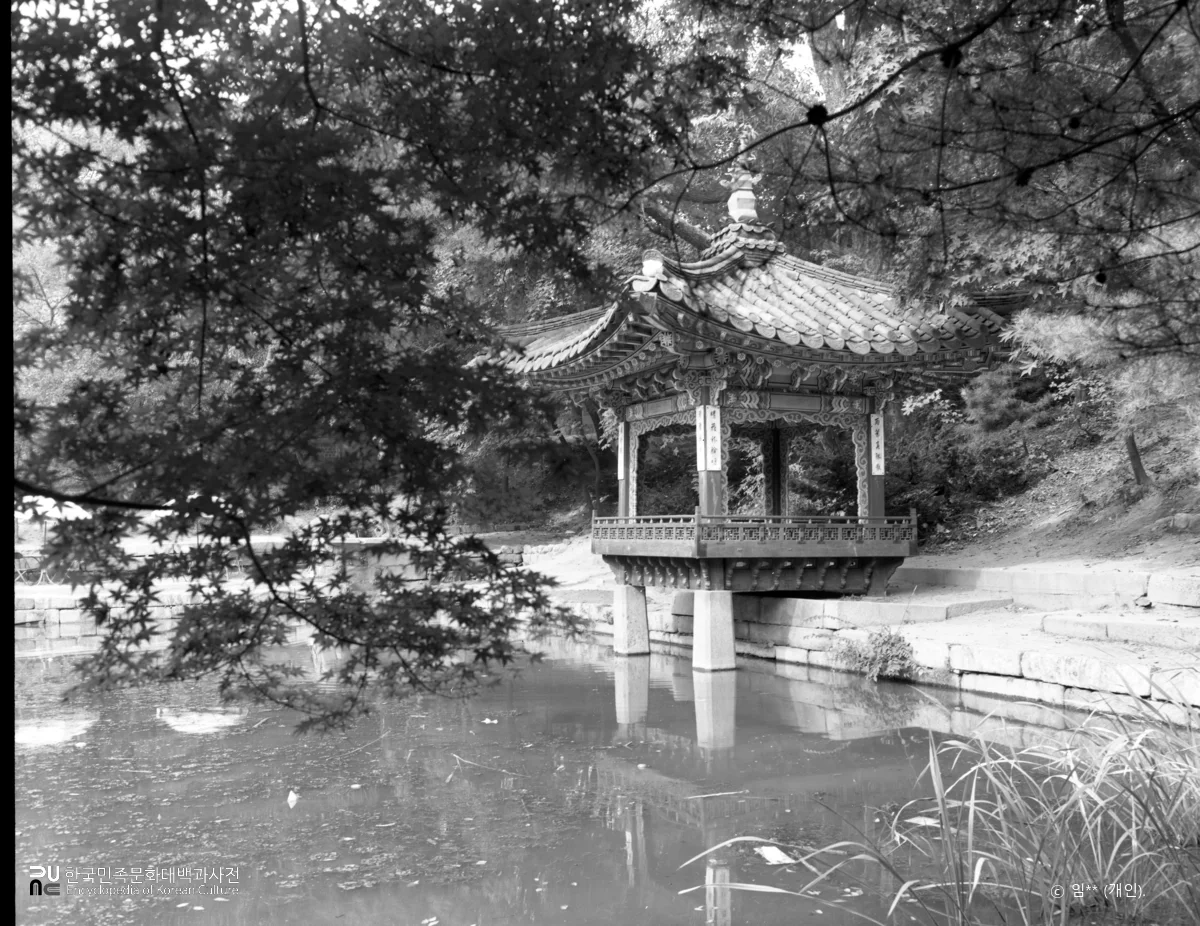 청덕궁의 애련지와 애련정 모습