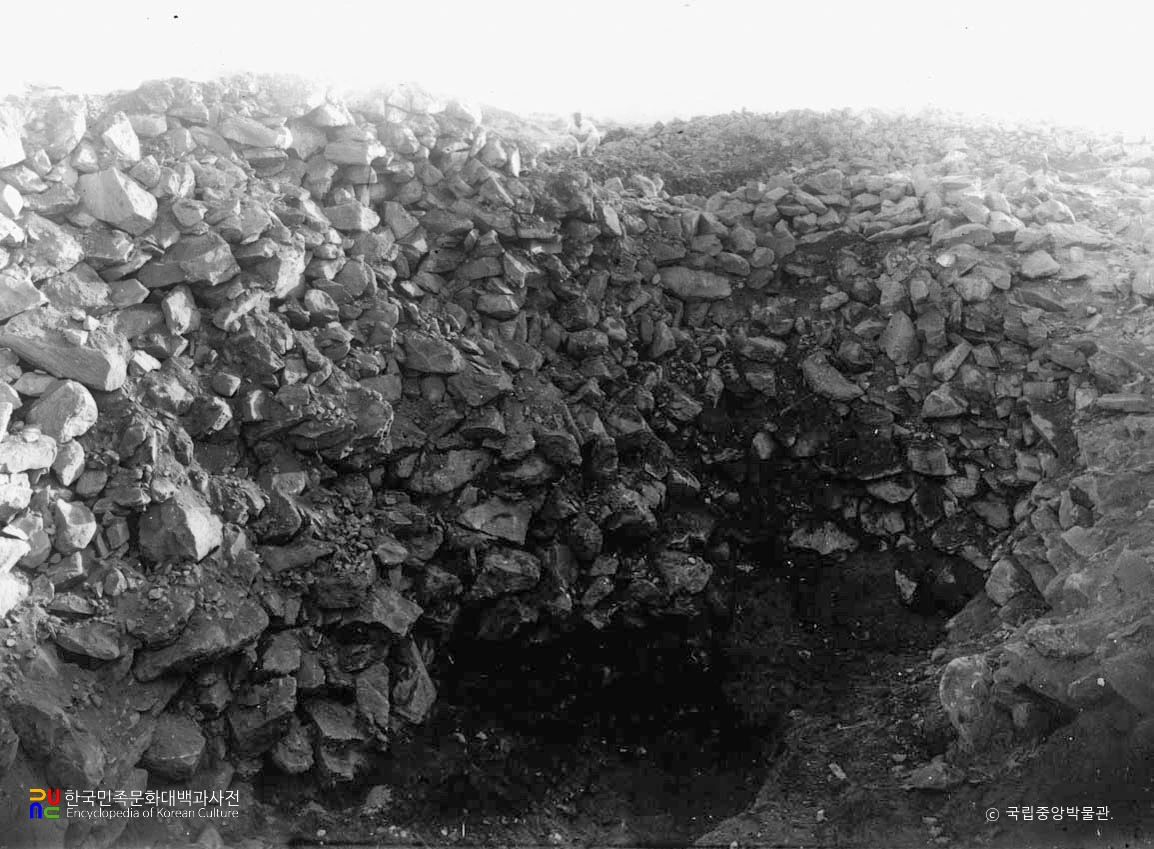 서울 석촌동 1호분 발굴 모습