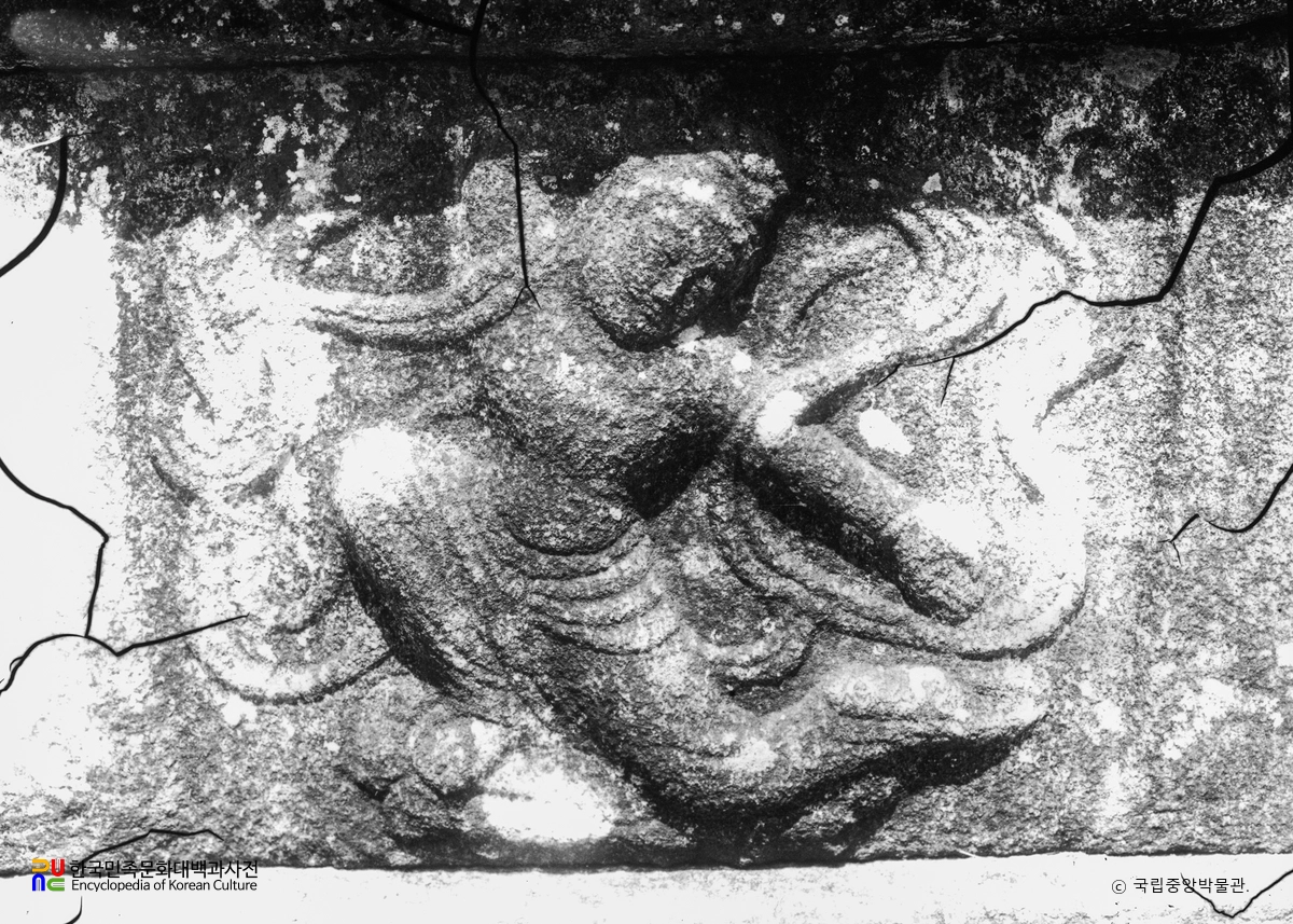 구례 화엄사 사사자 삼층석탑 중 기단부의 천인상