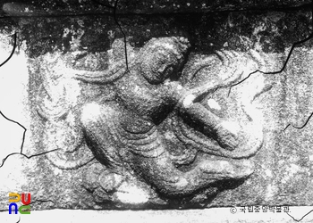 구례 화엄사 사사자 삼층석탑 중 기단부의 천인상