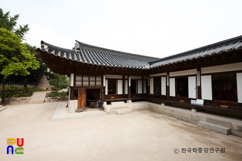서울 제기동 해풍부원군 윤택영 재실 안채의 안방과 부엌