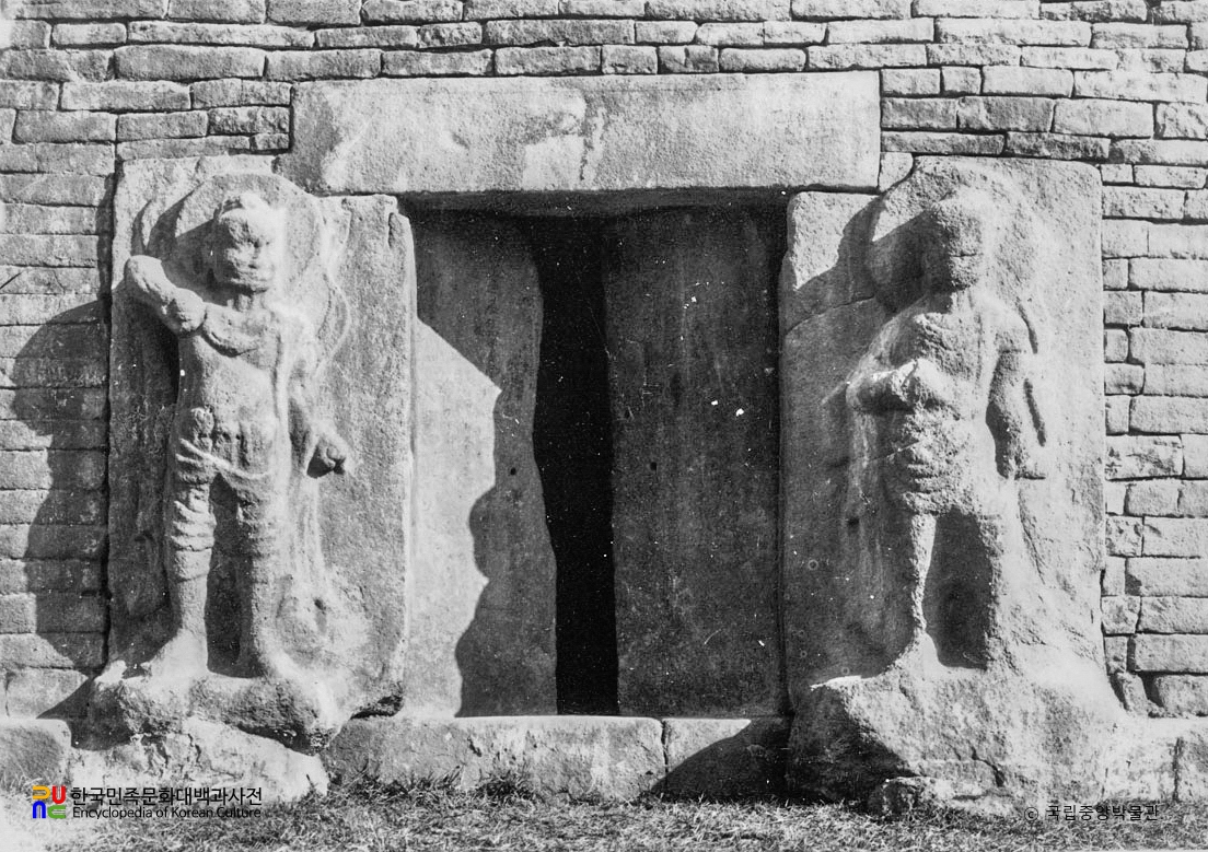 경주 분황사 모전석탑 서쪽 인왕상 보수 후 정면