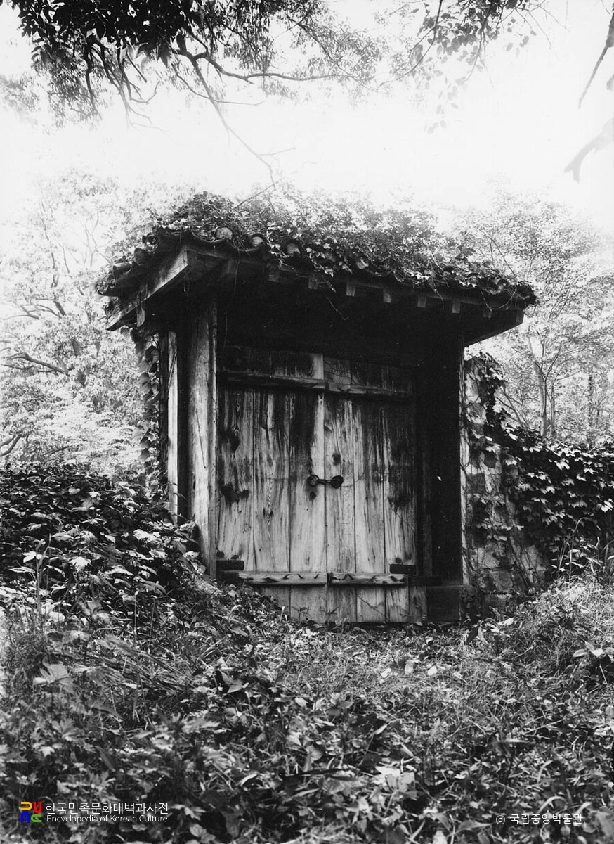 서울 경복궁 중 예성문 북측 소문 정측면