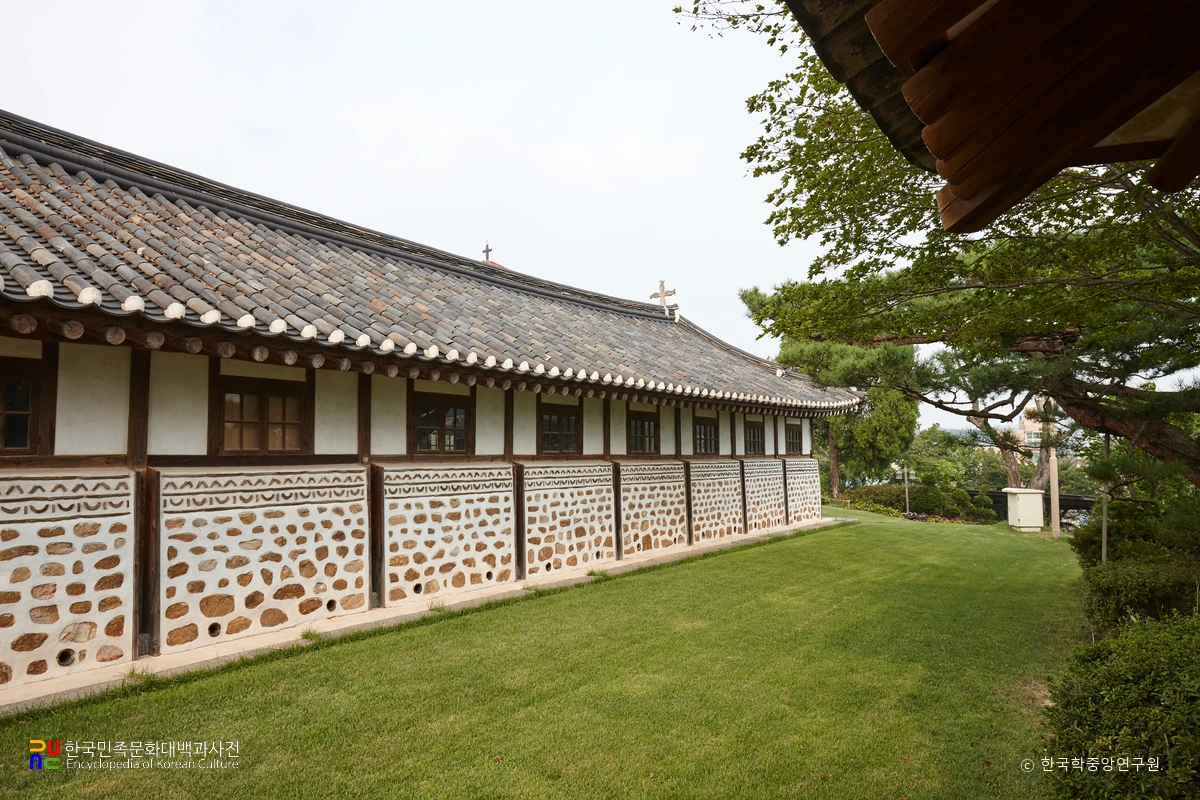 강화 온수리 성공회 성당 중 본당 좌측면