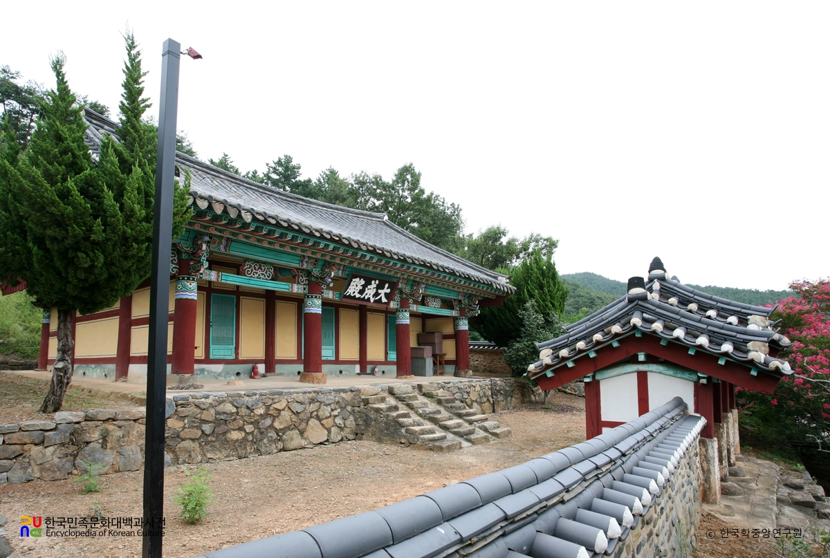 서천 비인향교 대성전 정측면