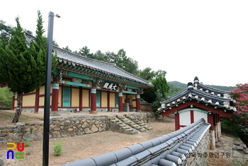 서천 비인향교 대성전 정측면