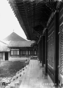 서울 경복궁 중 교태전 서행각 측면