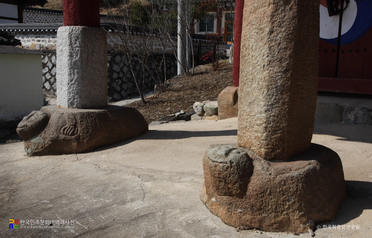 합천 초계향교 중 풍화루의 초석조각