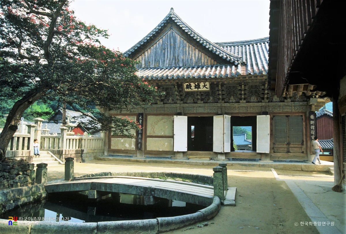 양산 통도사 대웅전 서측면
