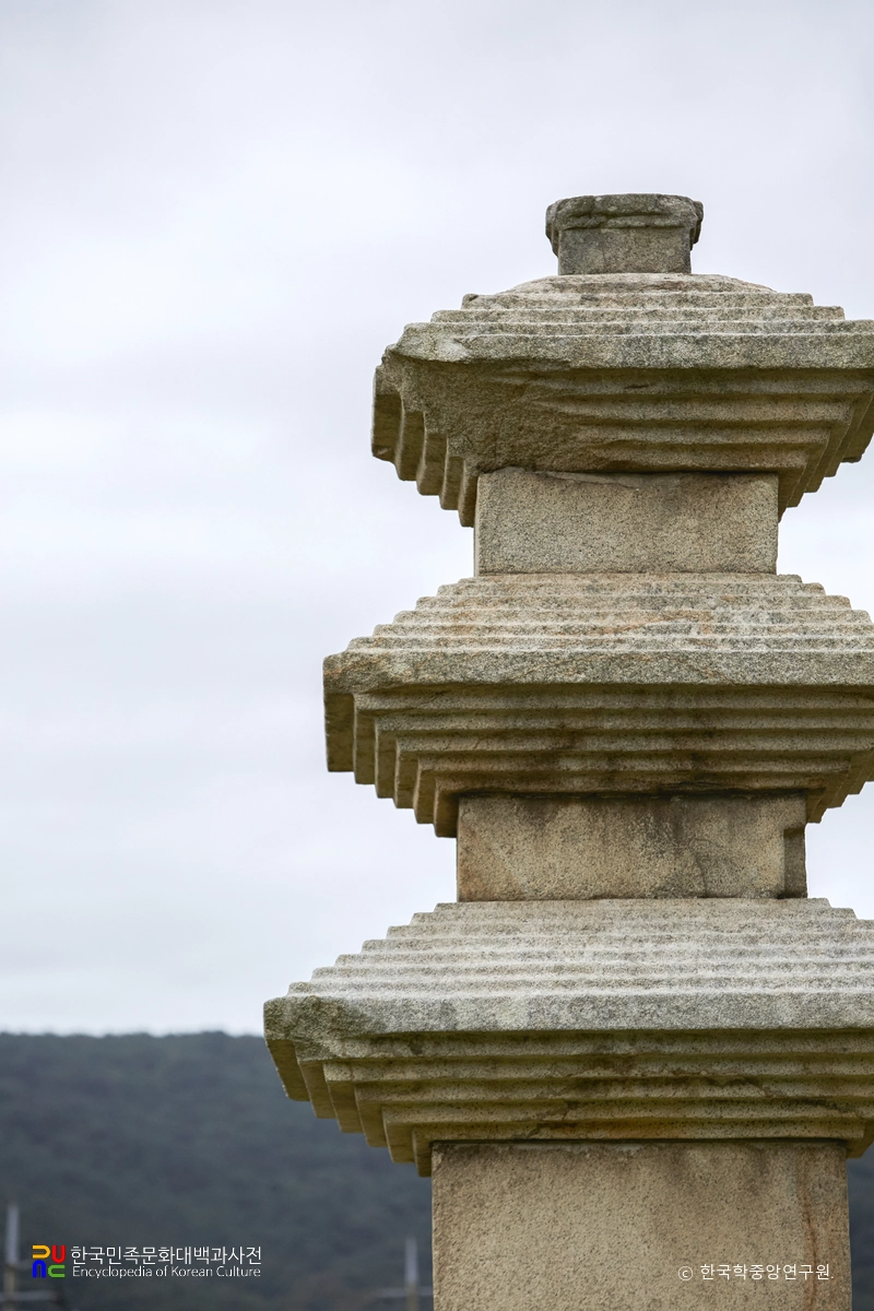 경주 남산동 동서삼층석탑 중 동삼층석탑 옥개석 후면