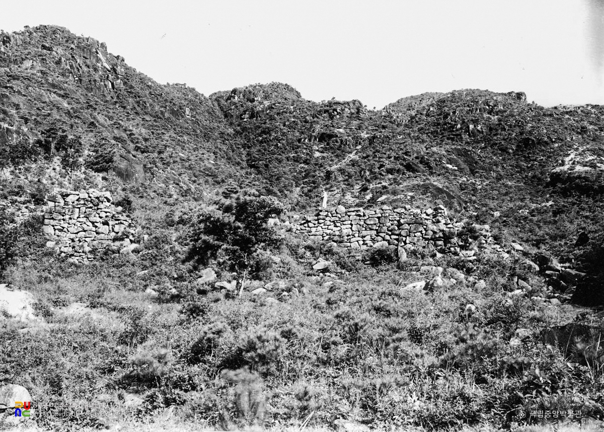 경주 남산 일원 중 기암곡 폐사지 축벽 전경