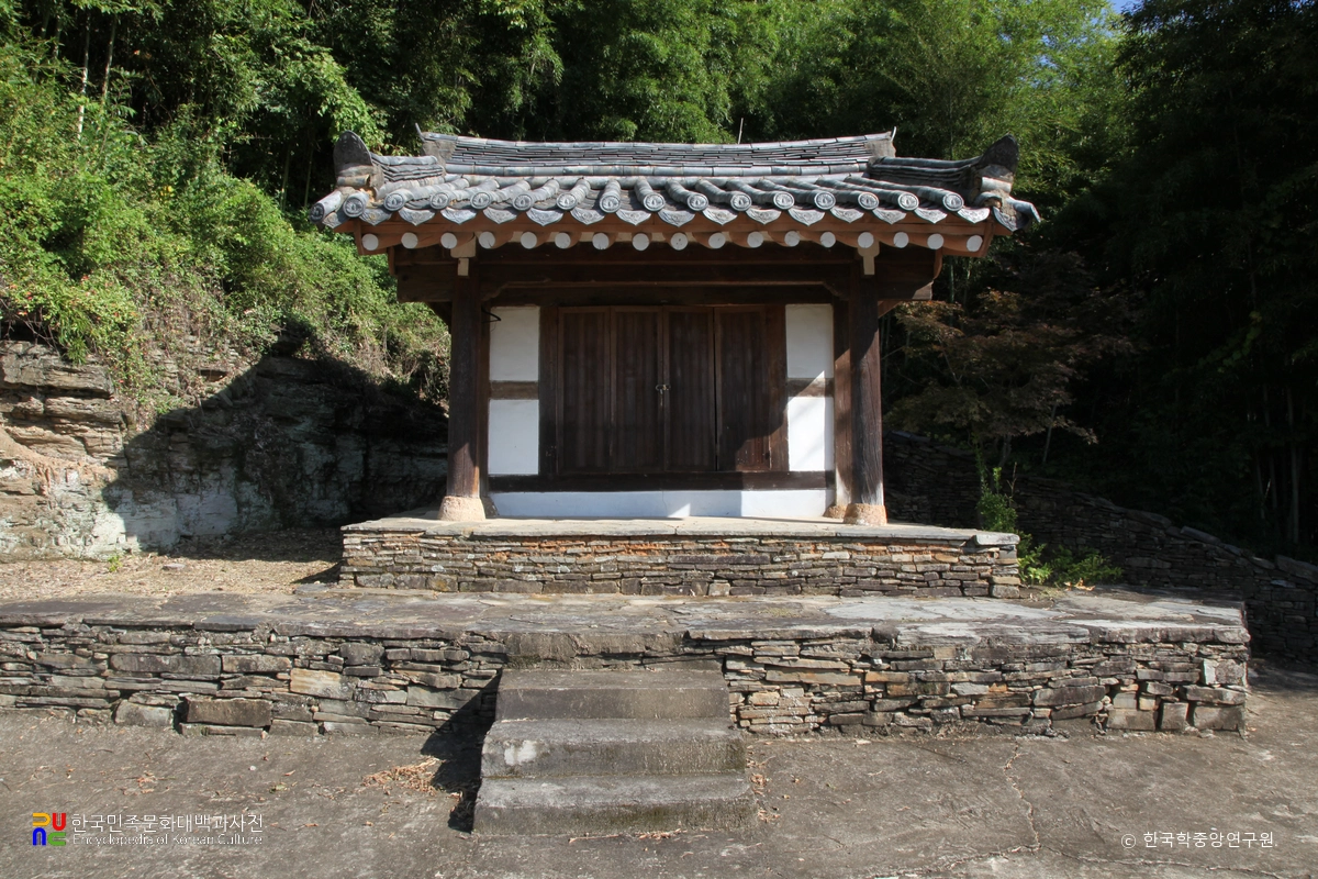 경남 고성 학림리 최씨종가 중 가묘 정면