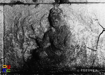 구례 화엄사 사사자 삼층석탑 좌측 하부 기단의 천인상